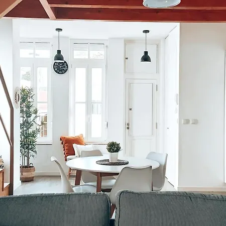Mezzanine With Courtyard In Porto