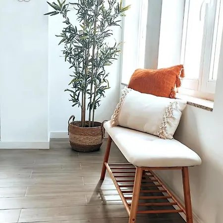 Mezzanine With Courtyard In Porto