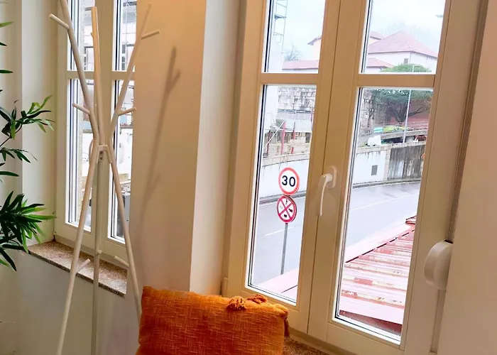 Mezzanine With Courtyard In Порту